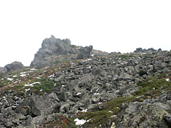 岩場の登山道。山頂まであと少し。