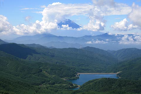 写真　正面には大きく富士山が、その右側に南アルプスが広がっている