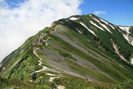 小蓮華山へ向かう稜線の写真