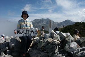 奥大日岳山頂で立山をバックに記念写真