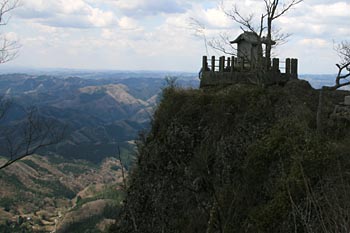 山頂の西　スパッと切れ落ちた断崖の上に男体山神社がまつられている