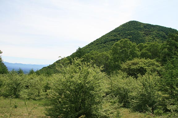 湯ノ丸山は角間山と隣り合わせの山です
