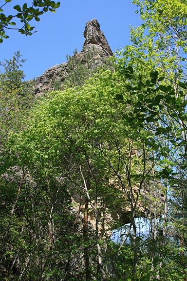 ニョッキリと突き出た仏岩の写真。10メートルくらいはあるだろうか！