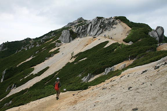 花崗岩のオベリスクがそそり立つ燕岳の写真