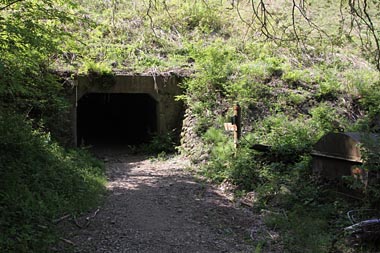西武線をくぐる小さなトンネルの写真